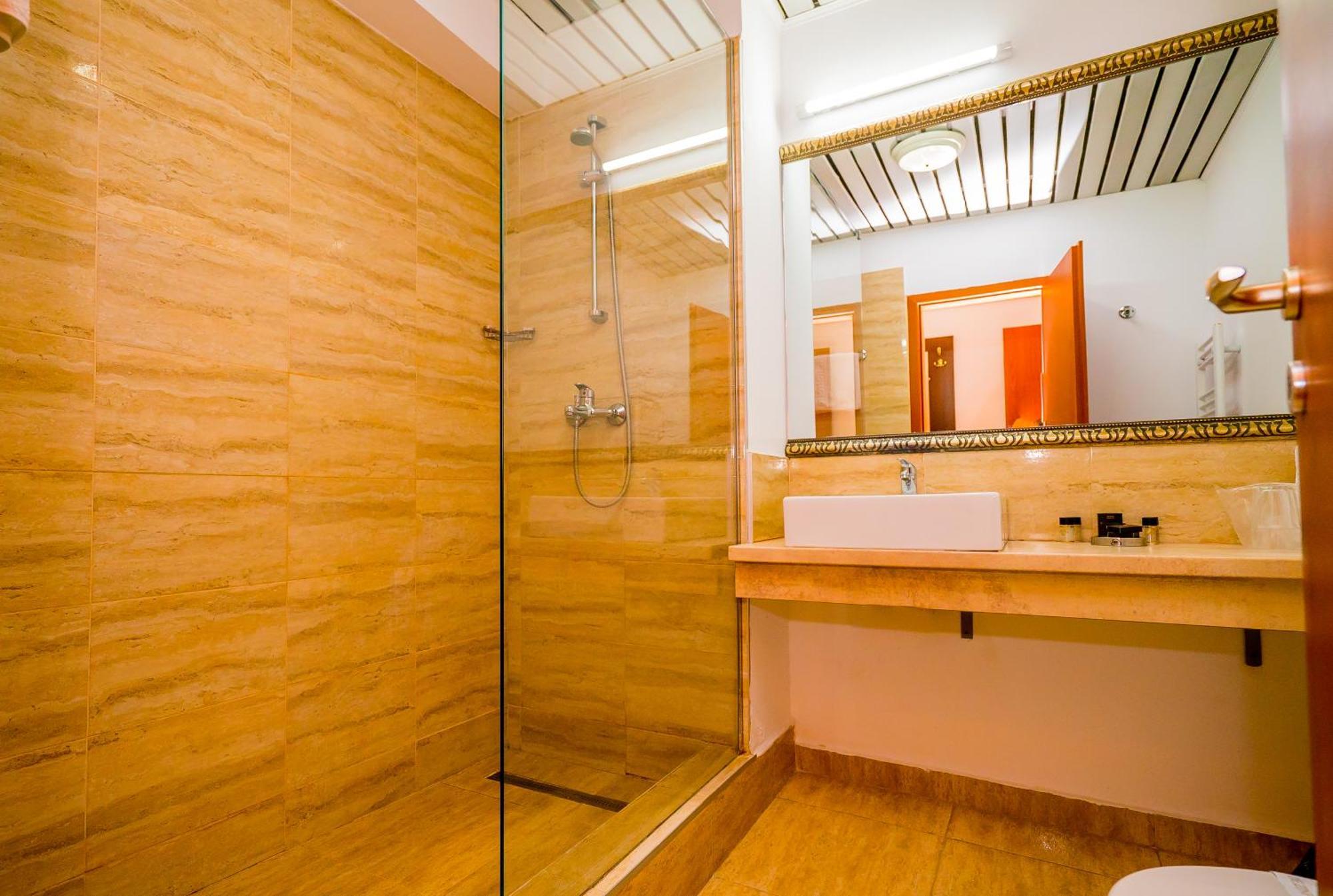 Guci Hotel คอนสตันซา ภายนอก รูปภาพ